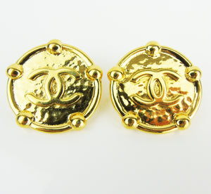 Chanel Pre-owned 1985-1993 CC Oversized Button Earrings - Gold