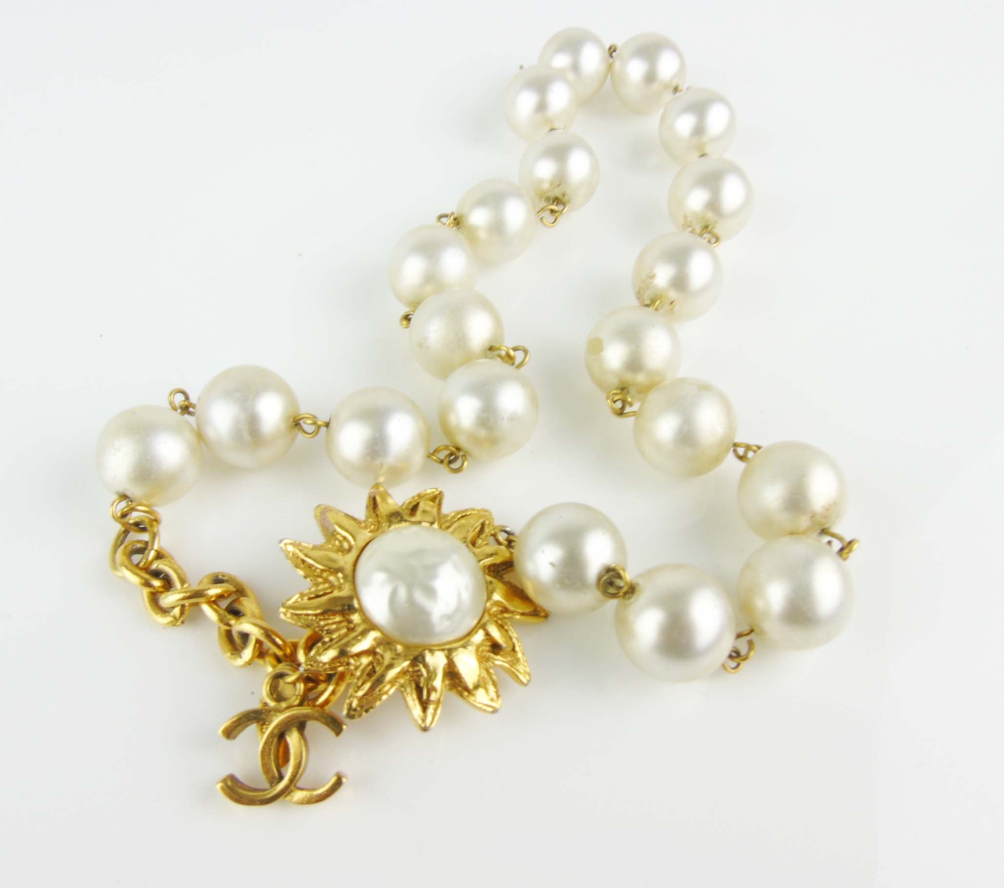 Chanel pearl choker deals