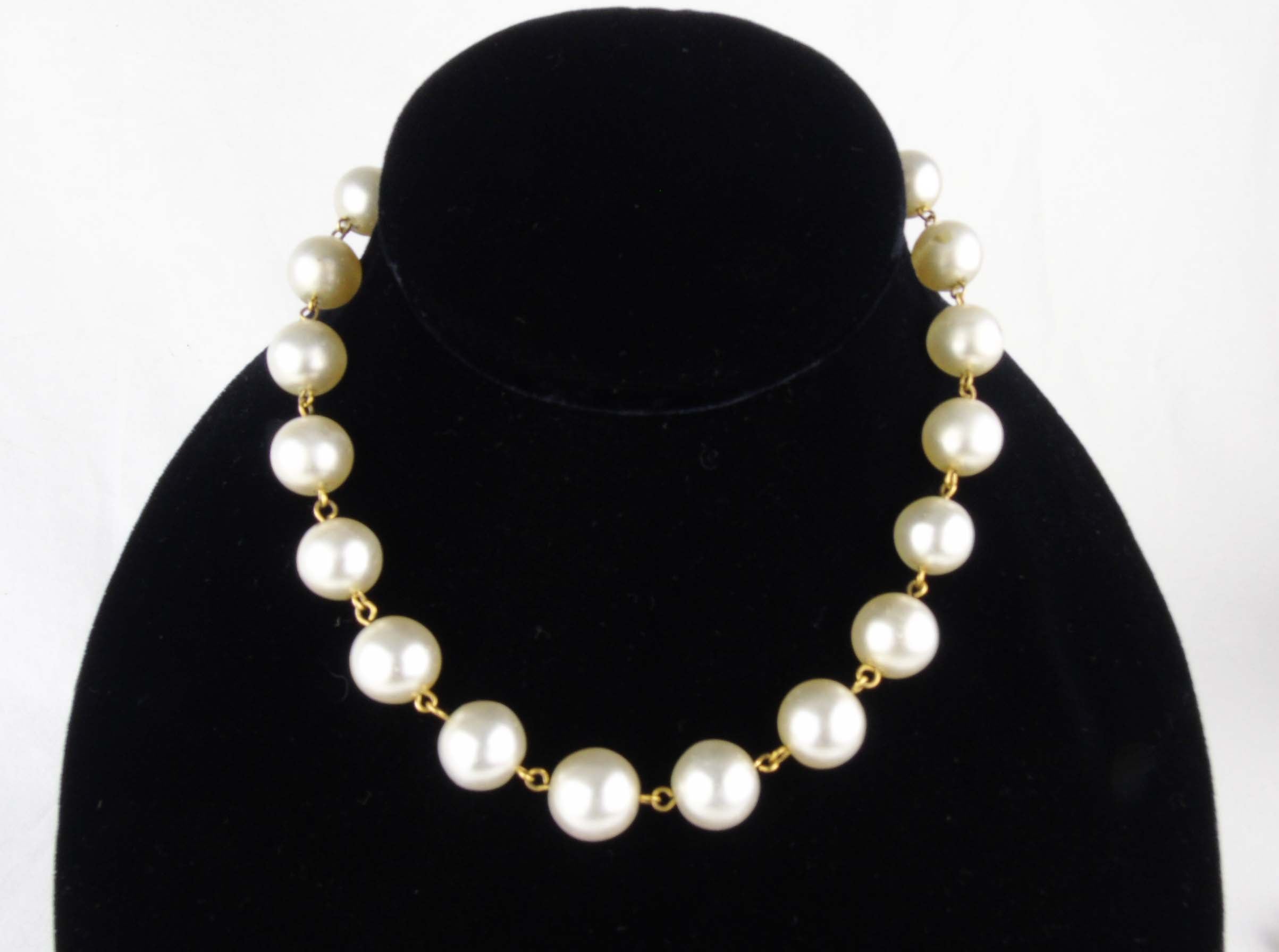 CHANEL Pearl Choker with gold-plated Sun Clasp - vintage – Loubi