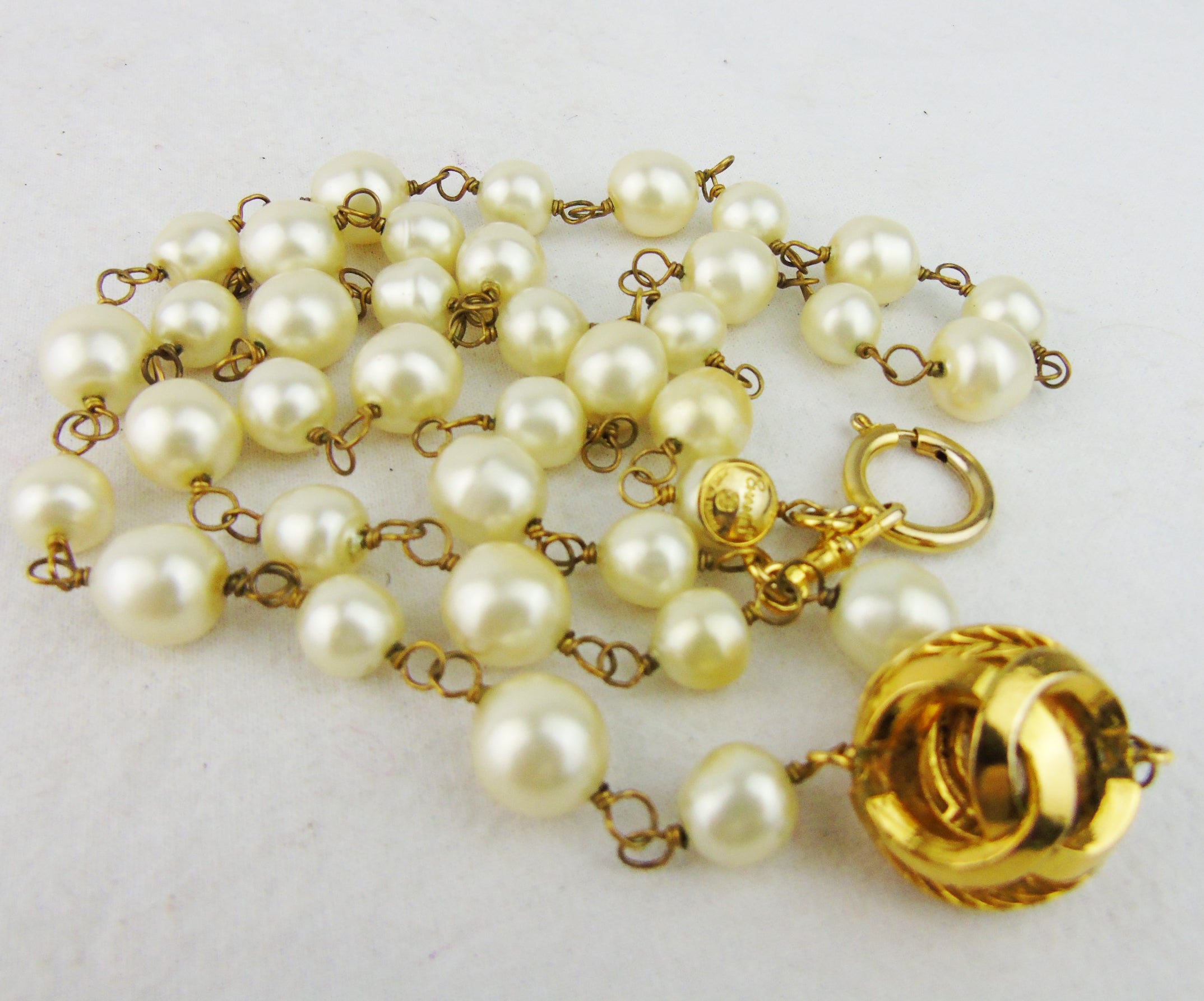 CHANEL Long Pearl Necklace with CC logos - vintage