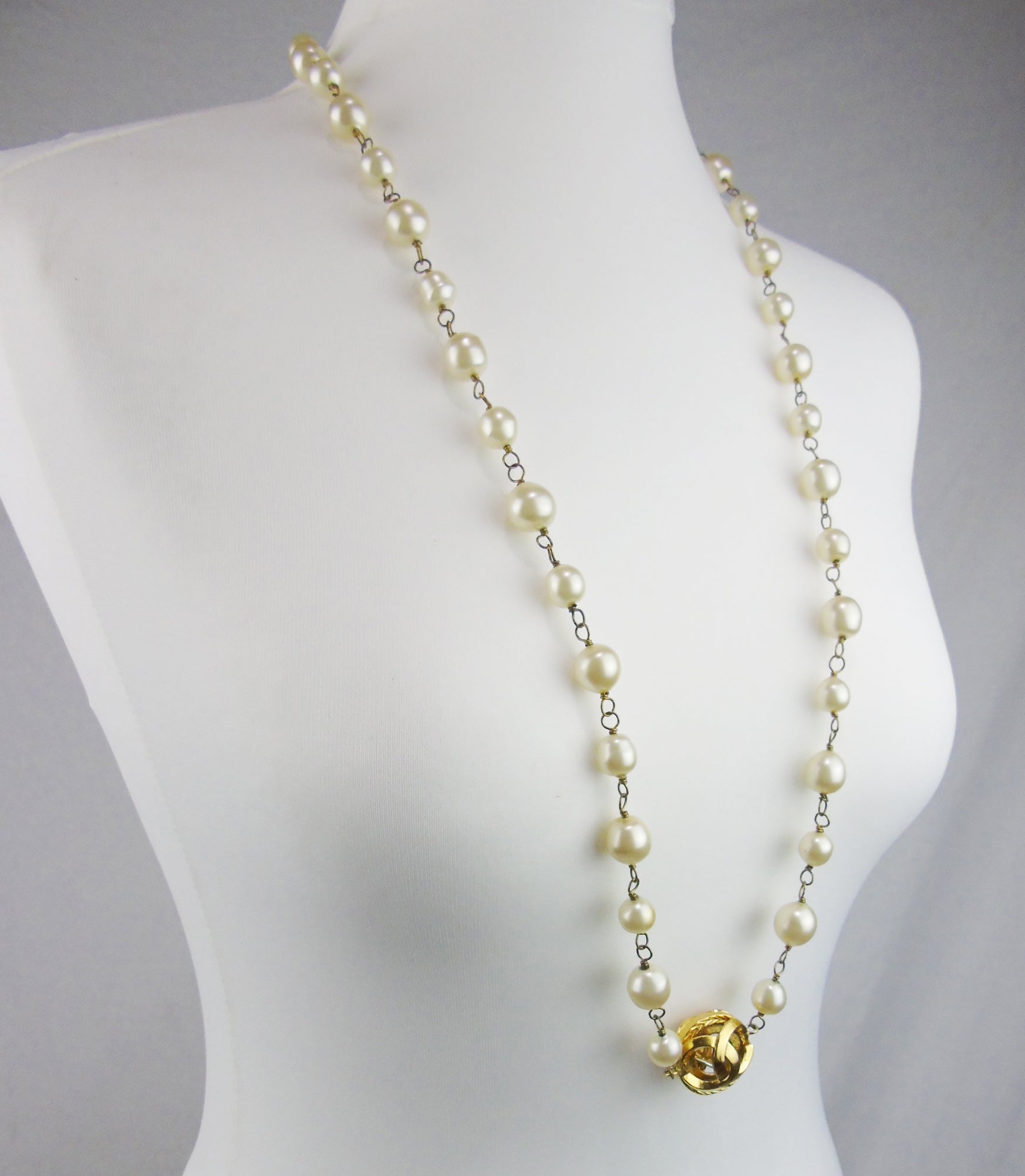 CHANEL Long Pearl Necklace with CC logos - vintage – Loubi, Lou & Coco