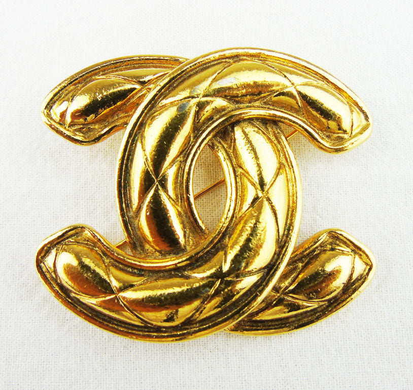 CHANEL Gold plated large CC brooch - vintage – Loubi, Lou & Coco